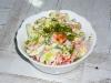 Heerlijke en ongelooflijk snelle salade met varkensvlees en verse groenten