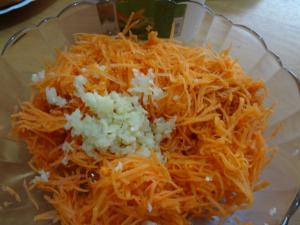 Heerlijk en een gezonde salade van knoflook en wortel