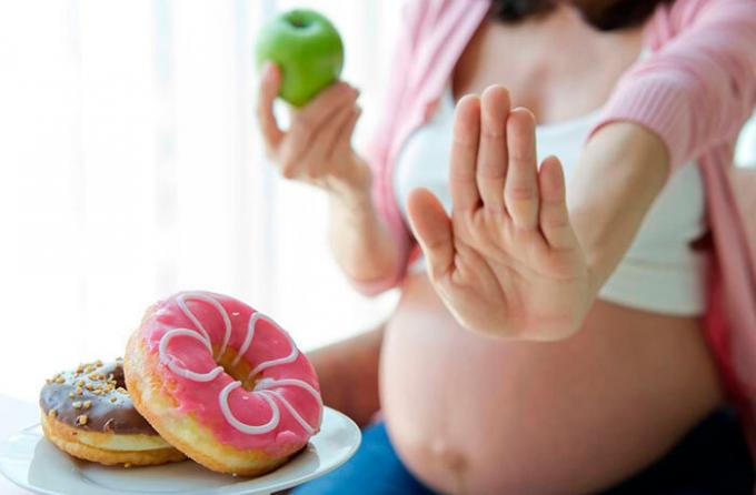 Fast food en alcohol - niet alle producten waarop is te geven tijdens de zwangerschap (foto bron: shutterstosk.com)