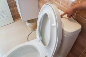 Waarom giet afwasmiddel in het toilet?