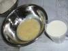 Heerlijk ontbijt: pannenkoeken met zure melk met gecondenseerde melk