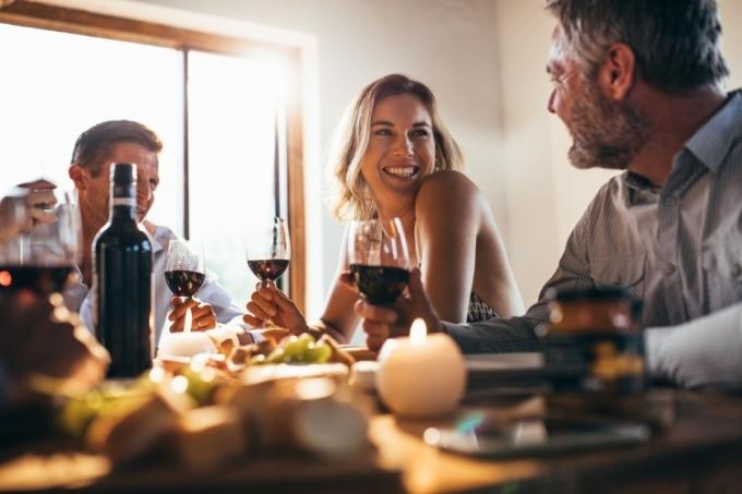 vrienden-hebben-veel-tijd-bij-het-diner-feestje-foto-id952334480