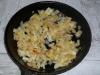 Sappige kip in roomsaus met champignons in een pan