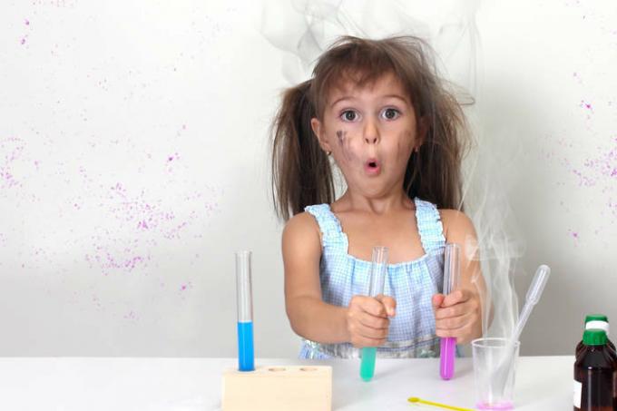 Ze zullen geschokt zijn: 3 spannende experimenten voor kinderen