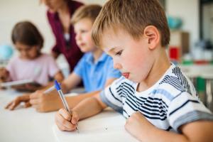 Hoe een slecht handschrift bij een kind te repareren: tips voor ouders