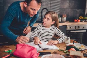 Hoe kunt u uw kind helpen om eindelijk het nemen van de lessen: 6 eenvoudige stappen