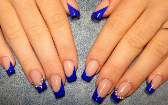
Voor blauwe manicure met kristallen kunt u een verscheidenheid aan klassieke ideeën: