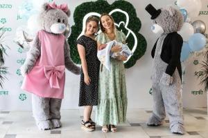 Teddyberen, ballen en bloemen: hoe de vrouw van Viktor Pavlik uit het ziekenhuis werd ontslagen