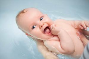 Hoe kan ik een pasgeboren baden: elke moeder zou moeten weten