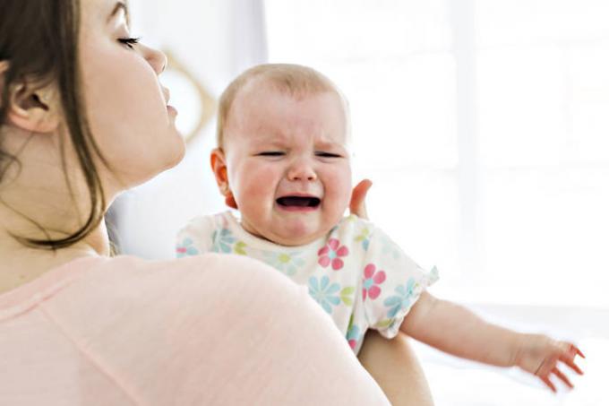 Waarom baby huilt urenlang elke nacht?