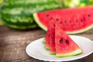 Watermeloen tijdens de zwangerschap: hoeveel en wat voor soort seizoensfruit kan aanstaande moeder zijn