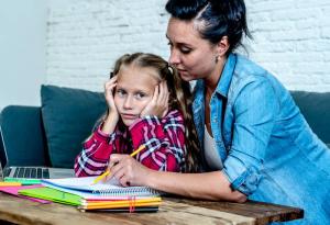 Geduld, alleen geduld: hoe u uw kind te leren om hun huiswerk te doen op hun eigen