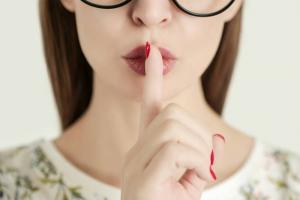 5 dingen gevaarlijk om te praten met anderen: houden ze geheim