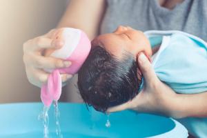 Hoe een pasgeboren baby in bad te doen: ken je een huidmoeder?