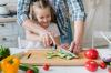 Kleine helper: hoe leer je een kind achteloos te kronkelen met een keukenmes