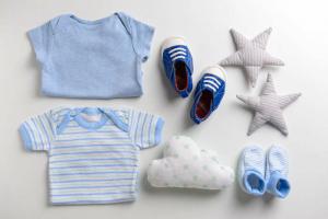 Hoe kleding voor een pasgeborene te kiezen