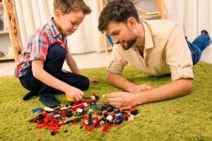 Waarom zijn kinderen, met wie de vaders spelen, gelukkig en succesvol. Erfenis van LEGO®