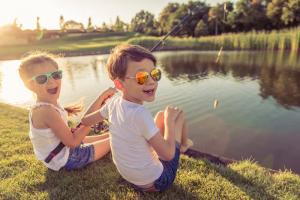 Hoe een zonnebril voor uw kind te kiezen: 5 Belangrijke tips