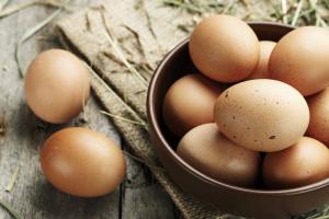 Hoe eieren voor Pasen te schilderen met natuurlijke kleurstoffen