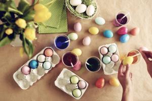Wanneer u eieren en taarten bakken verf: tekenen en Pasen tradities