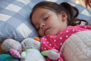 Hoe het probleem op te lossen zonder het gedoe van bedplassen bij kinderen