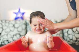12 hoofdoorzaken van roodheid in de ogen van een kind: hoe de baby te helpen