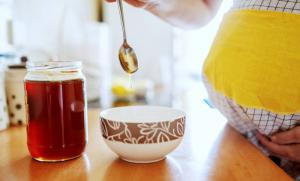 Kan ik honing eten tijdens de zwangerschap: voors en tegens