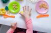 4 manieren om een ​​kind mee naar de keuken te nemen terwijl mama klaar is: spelletjes voor de kleintjes