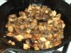 Juicy varkensvlees met champignons en groenten in een pan