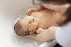 Hoe een veilige zasib te kiezen voor het baden van een kind