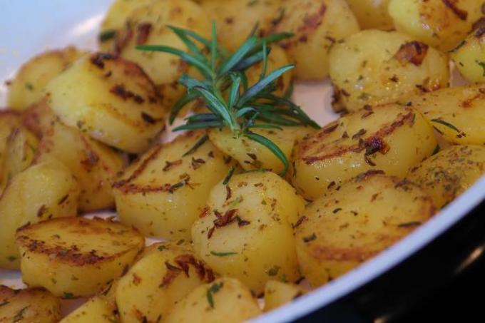Koninklijke aardappelen met knoflook en kruiden: een recept dat u zal overtuigen