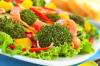 Wat te koken voor een schooljongen voor het avondeten: broccolisalade met spek en mango
