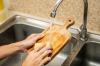 5 manieren om een ​​snijplank schoon te maken