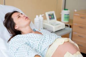 Top 10 manieren om de pijn te verminderen tijdens de bevalling met de hulp van de Chinese acupressuur