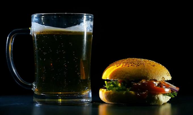 Hamburger en bier - Hamburger en bier
