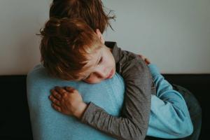 Het kind is bang om alleen te blijven in het huis: 6 manieren om te gaan met angst
