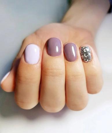 Korte nagels - het is mooi en netjes. Helder roze en licht lila, poederachtige kleuren gecombineerd met zilver blik luxe.