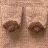 Borsten op breinaalden: een Mexicaanse vrouw breit topjes die borsten nabootsen na de bevalling