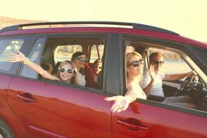 Reizen met kinderen met de auto: wat u onderweg moet meenemen