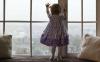 Hoe een kind te beschermen tegen uit het raam vallen: deskundige adviseert