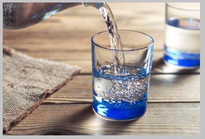 Veel artsen zeggen dat in de dag moet je 1,5 liter water te drinken. Echter, ieder mens is anders. Het hangt af van het lichaamsgewicht, lichaamsbeweging overdag, de omgevingstemperatuur en andere factoren. Probeer jezelf om je lichaam te voelen, dorst en uitdroging te voorkomen.