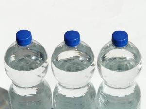 Drinken, eten, mineraal, therapeutische: wat verpakking is en wat water is beter