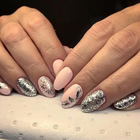 Silver patronen en gevoelige roze nagellak.