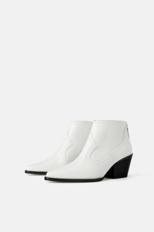 Cool boots in cowboy stijl met het effect van krokodillenleer kunnen worden gekocht bij Zara, de prijs van 7999 roebel. Ze kunnen worden gedragen met jurken, modieuze broek met luipaardprint